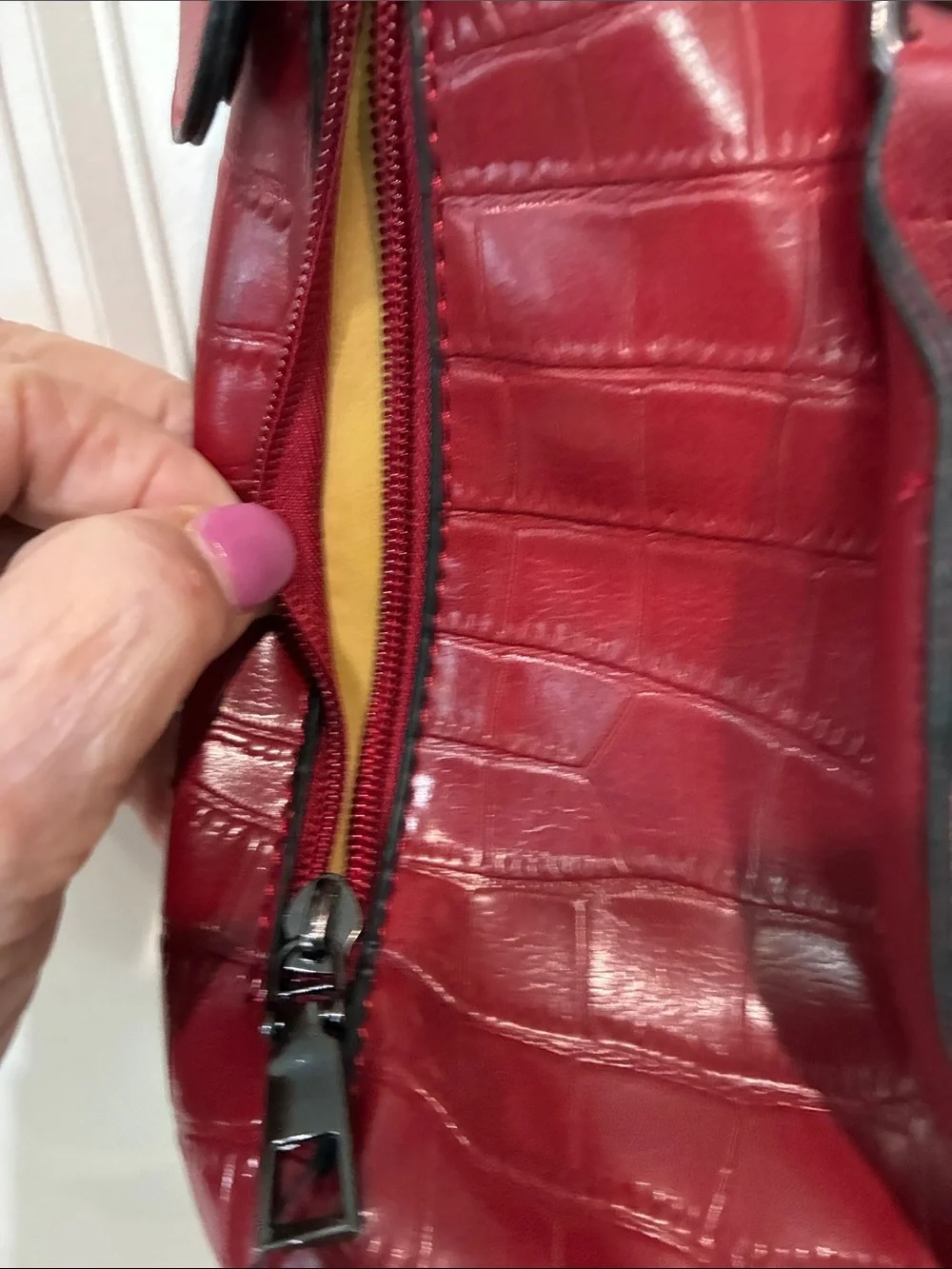 Red Croc-Embossed Women’s Shoulder Bag Two Font Zippers are not for storage